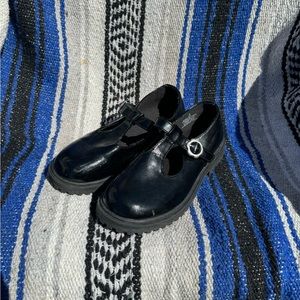 Girl, dressy shoes black size 2Y